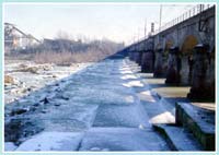 Località Ponte Taro - La soglia del ponte impedisce ai pesci di risalire la corrente per riprodursi